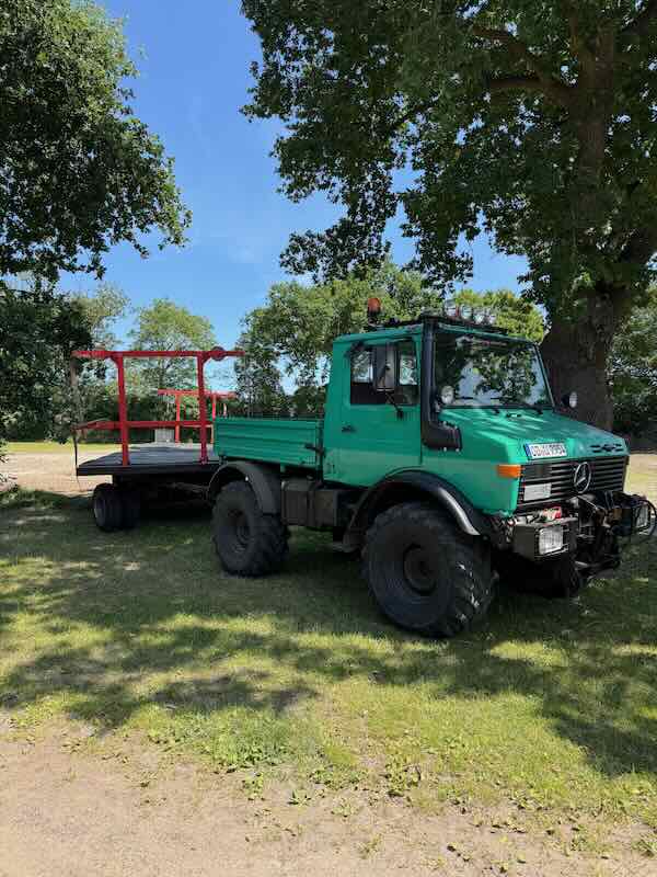 Gespann Unimog mit Anhänger zum Ballenfahren 2025