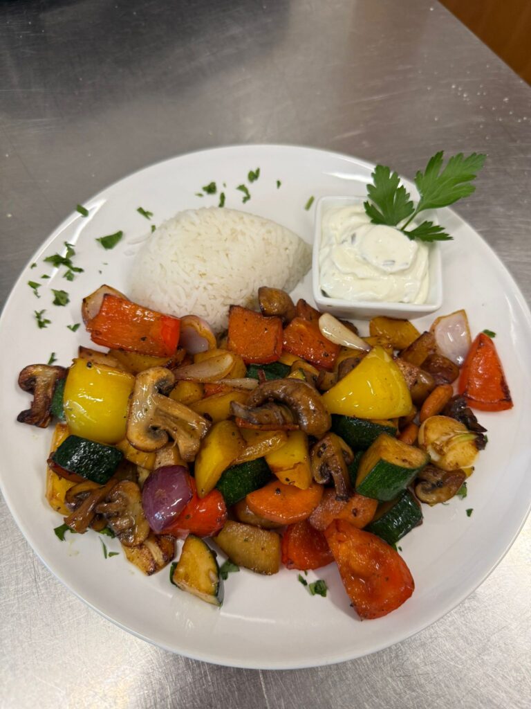 Frisches Pfannengemüse mit Reis und Sour Creme. Auf Wunsch mit Hähnchen.