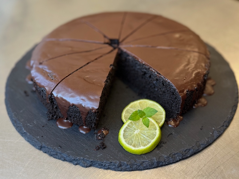 hausgemachter Schokoladenkuchen dekoriert auf Platte
