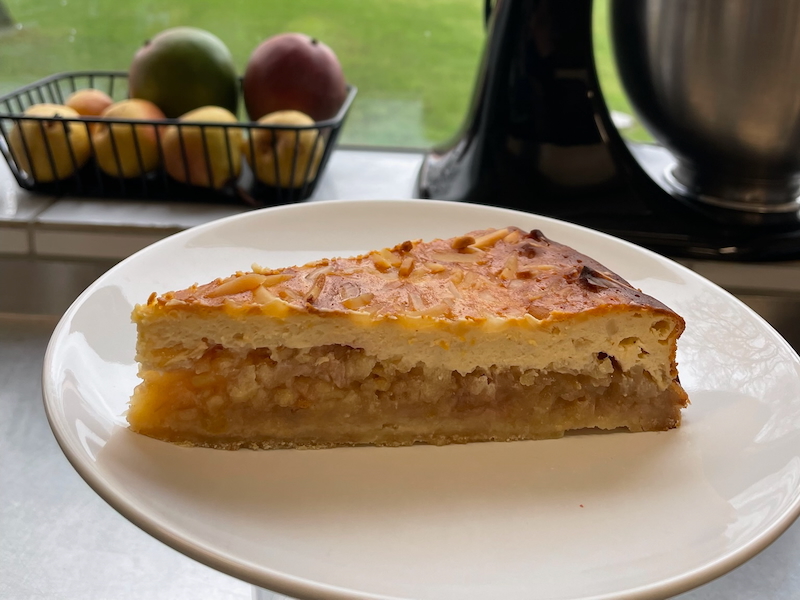 Apfelrahmkuchen auf weißem Porzellanteller angerichtet