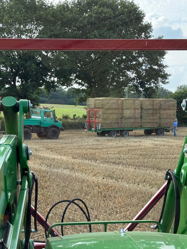 Traktor mir Frontlader und Ballenwagen bei der Strohernte 2025