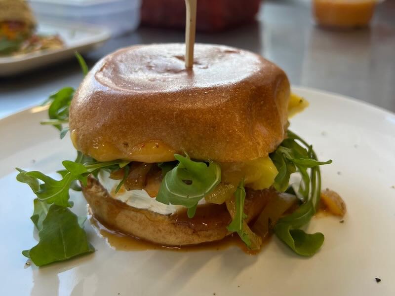 Veggieburger mit saftig überbackenem Ziegenkäse
