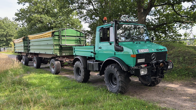 Unimog u 1400 mit zwei Anhängern beim Kornfahren in der Strohernte 2025