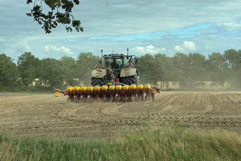 Traktor mit angehängter Drillmaschine bei der Rapsaussaat auf Gut Tangstedt