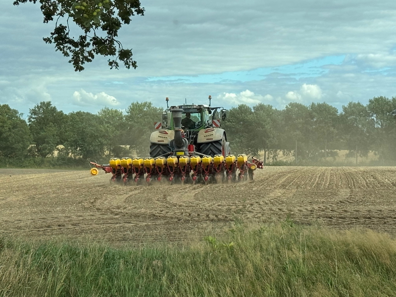 Traktor mit angehängter Drillmaschine bei der Rapsaussaat auf Gut Tangstedt