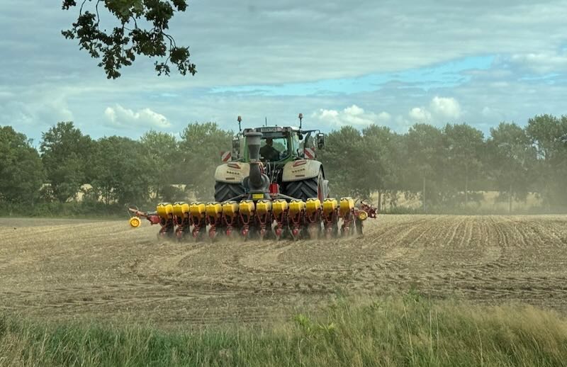 Traktor bei der Aussaat auf Acker von Gut Tangstedt