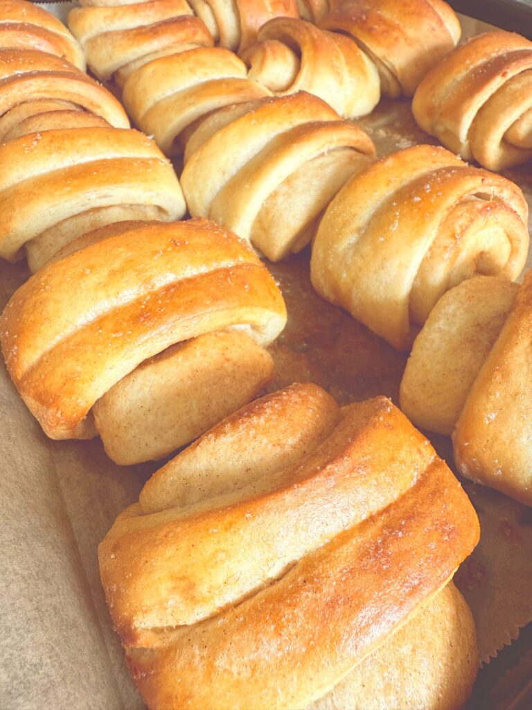 hausgemachte Zimtschnecken auf Backblech