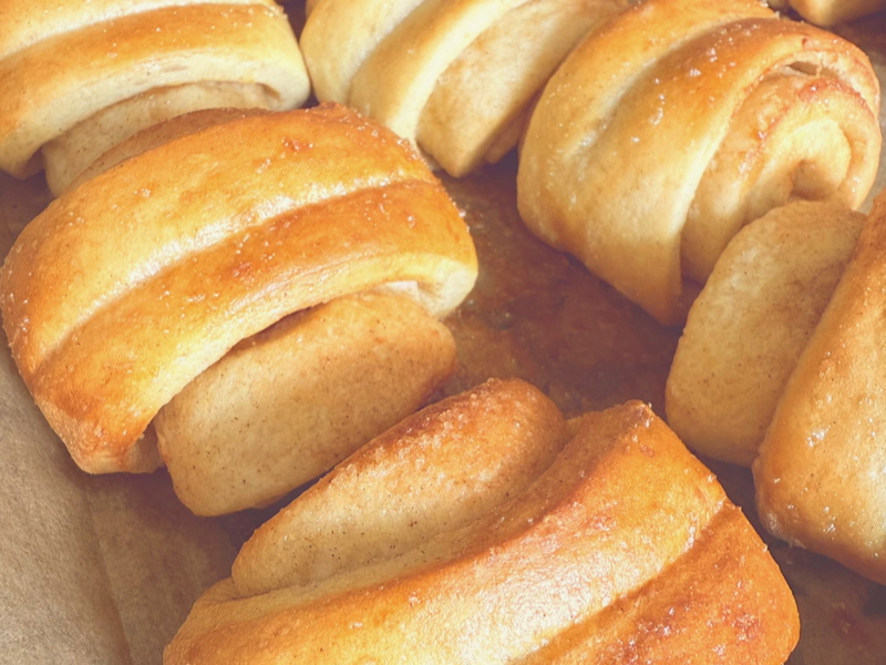 ofenwarme, hausgemacht Zimtschnecken auf Backblech