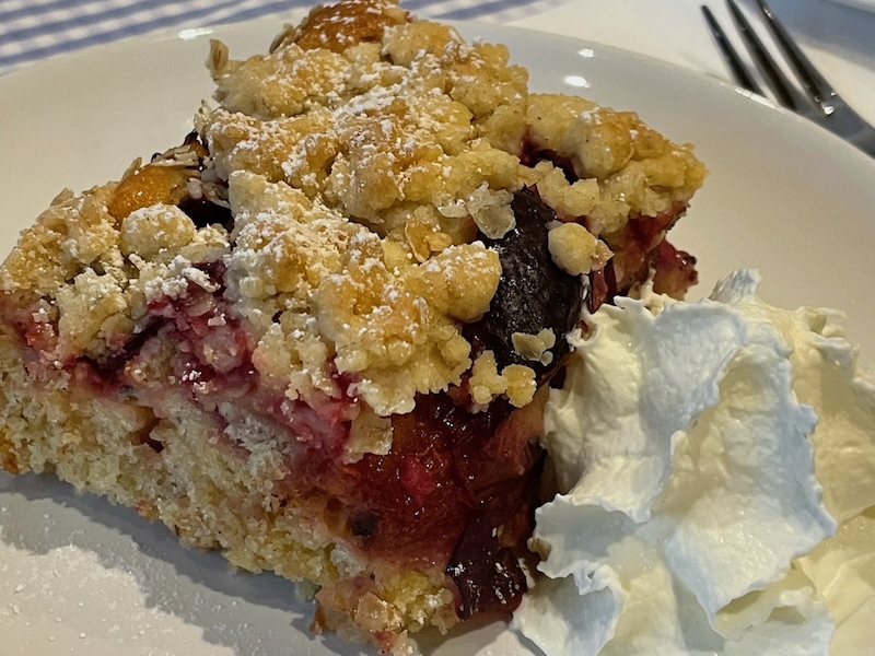 Zwetschgen-Streuselkuchen mit Sahne