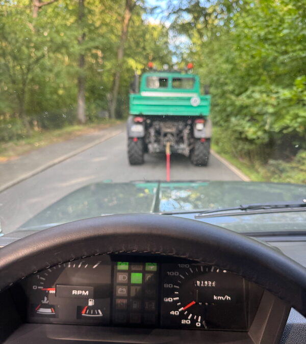 Unimog schleppt Range Rover Classic ab