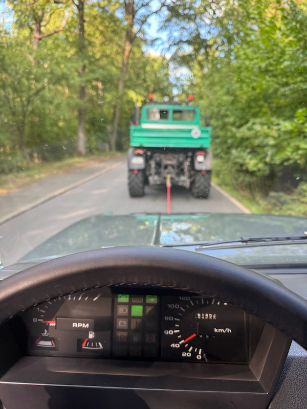 Unimog schleppt Range Rover Classic ab