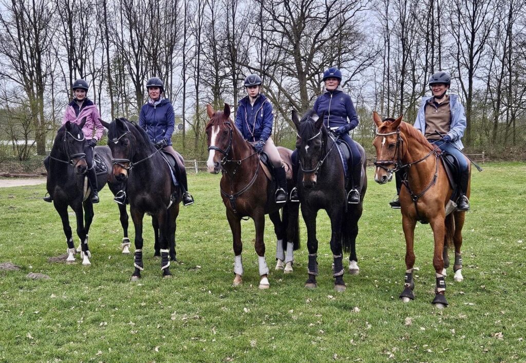 Reiterinnen vor Ausritt auf Gut Tangstedt