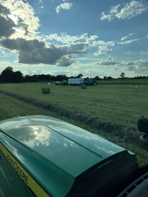 Heuernte zweiter Schnitt 2025 aus Traktor fotografiert