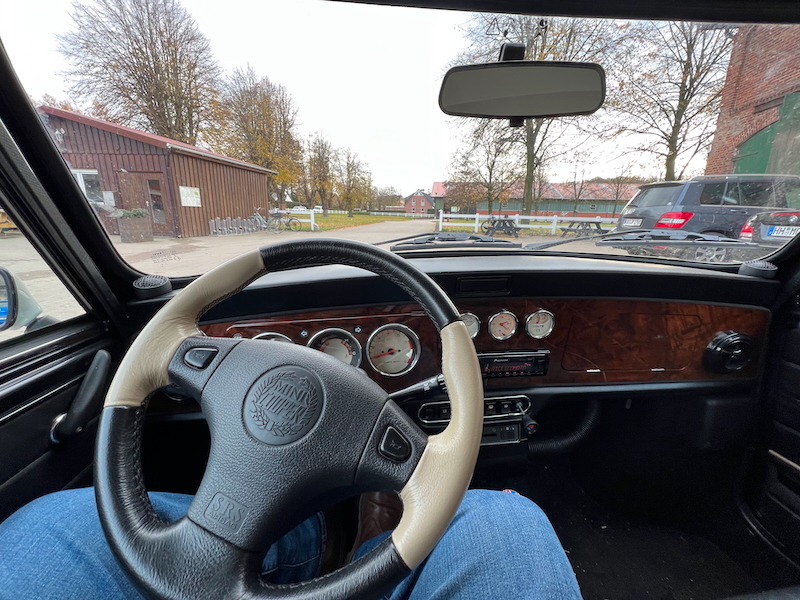 Mini Classic MPI parkt auf dem Parkplatz von Gut Tangstedt