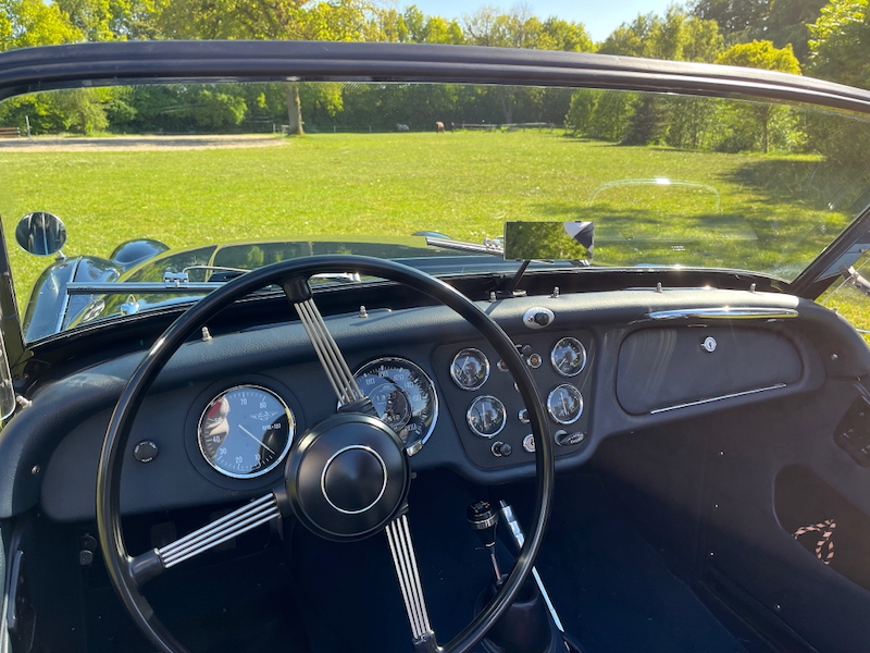 Triumph TR3 parkt auf der Wiese hinter der Hofküche