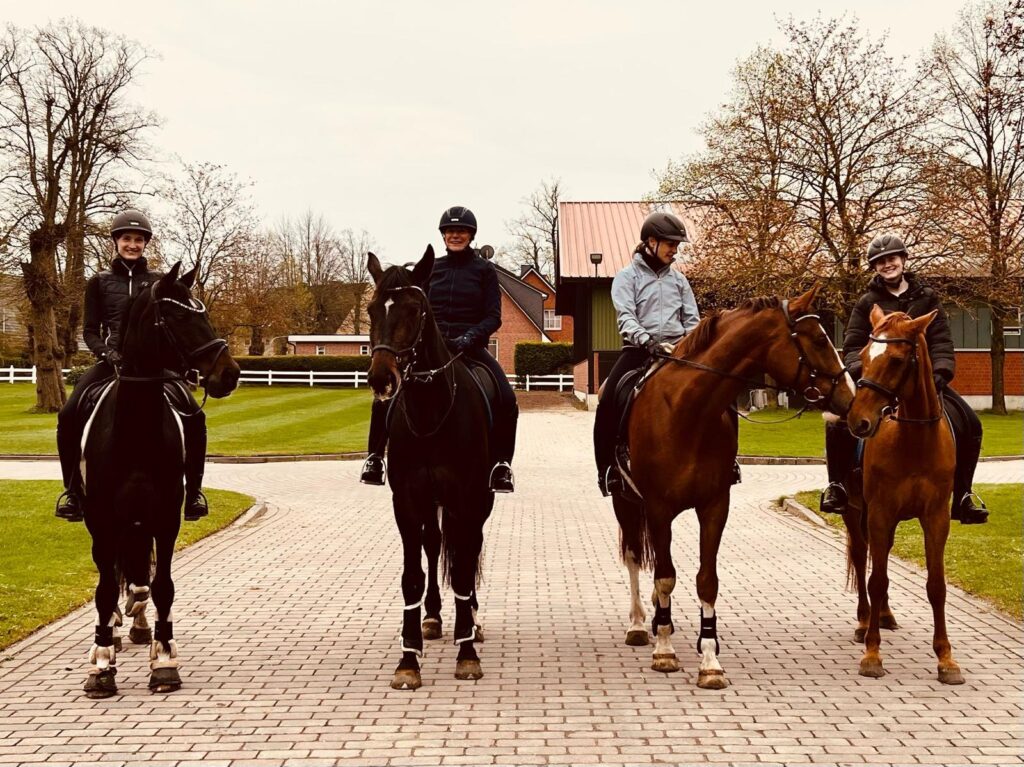 Damen der Quadrille auf Hof-Rondell Gut Tangstedt