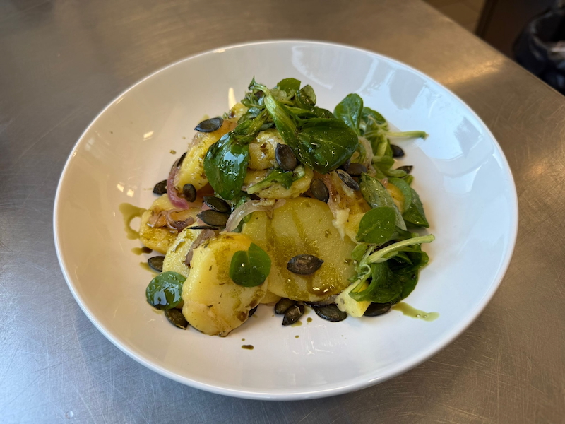 Erdäpfel-Salat (vegetarisch) mit Feldsalat, Kürbiskernöl und gerösteten Kürbiskernen