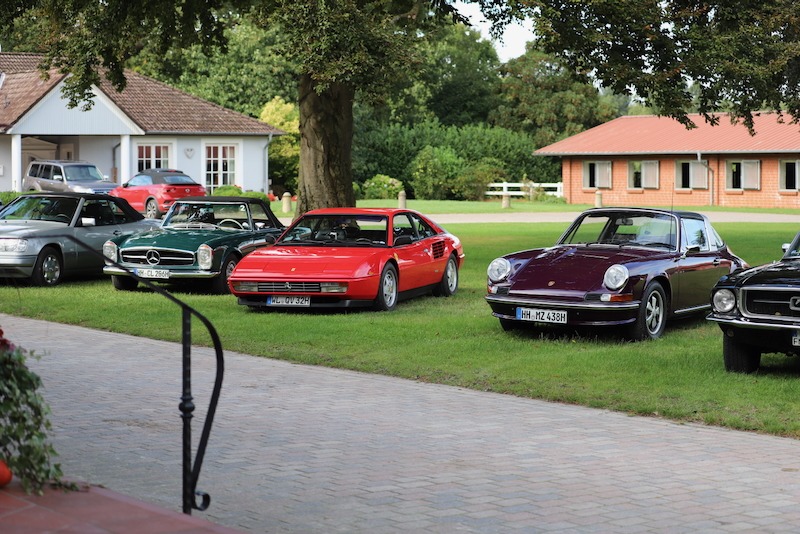 Hofrondell mit Oldtimern und Youngtimern