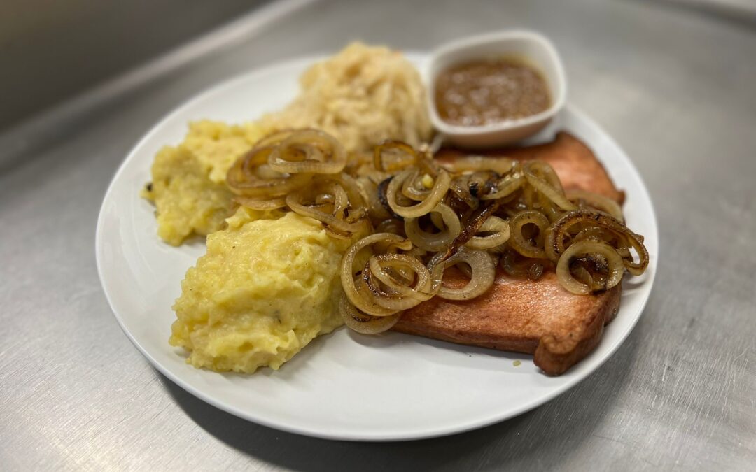 Gebratener Leberkäse 13,50 € mit Speck-Kartoffelstampf, Sauerkraut, gebratenen Zwiebelringen und süßer Senf.