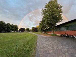 Regenbogen über der Hofstelle von Gut Tangstedt