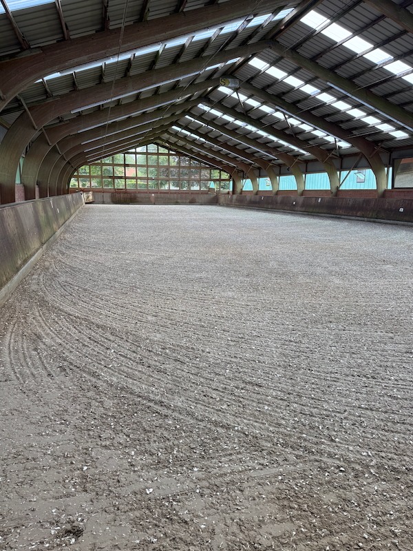 überarbeiteter Reitboden Halle 1 Dressur Gut Tangstedt