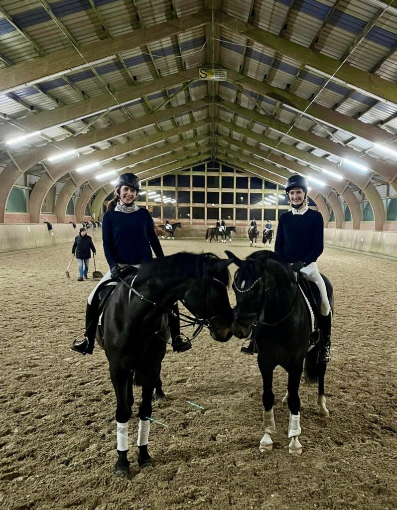 Reiterinnen bei Training der Damen-Quadrille von Gut Tangstedt