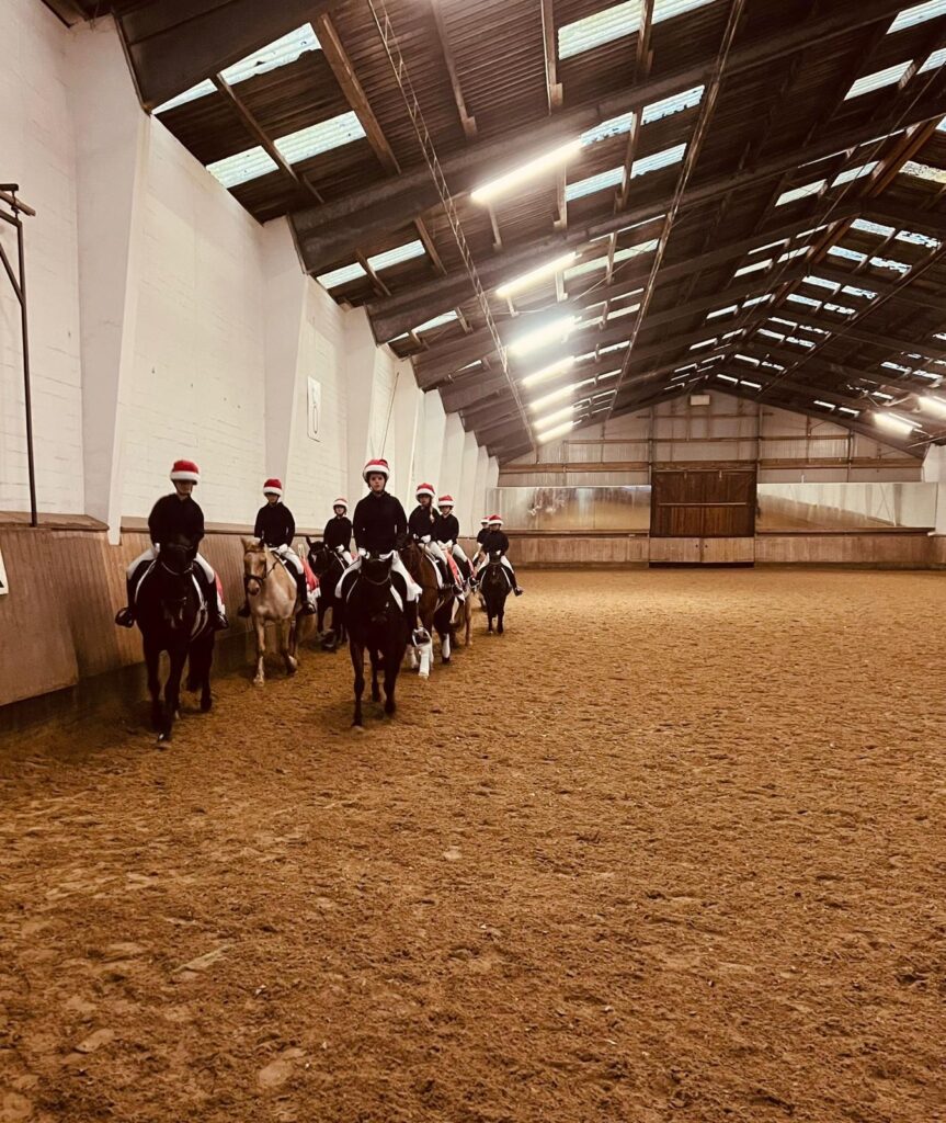 Jugendgruppe Reiten übt Weihnachtsquadrille