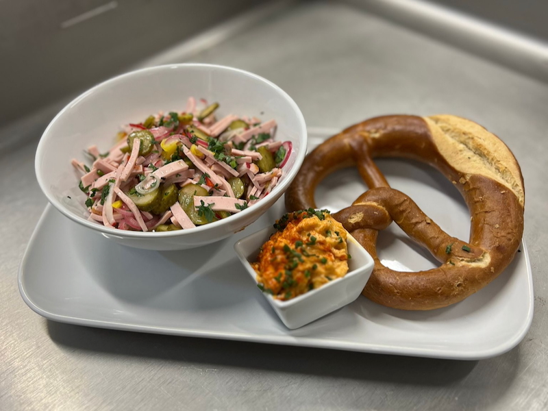 Wurstsalat mit Laugenbrezel und Obatzter