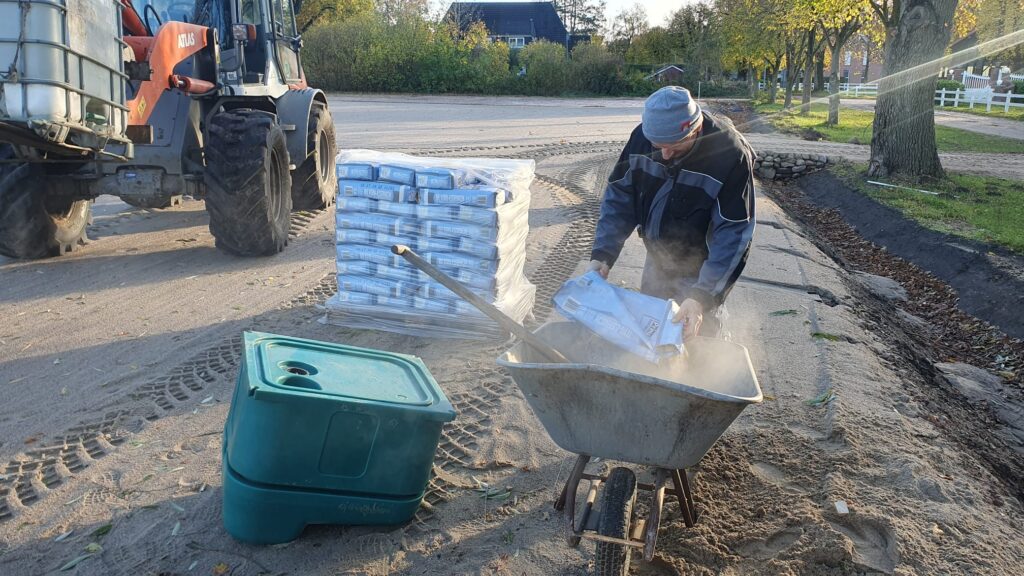 Mitarbeiter beim Anmischen von Beton für die Fundamente der neuen Tränken an den Paddocks Beekmoorweg auf Gut Tangstedt