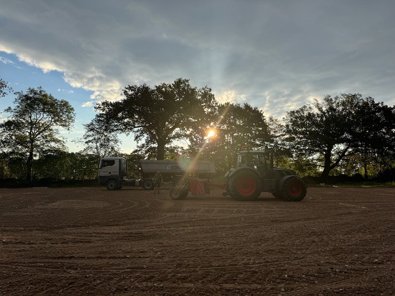 Baustelle Paddocks Bau neuer Paddocks auf Gut Tangstedt – Traktor und Lkw bei der Vorbereitung der Bodenfläche im Sonnenuntergang
