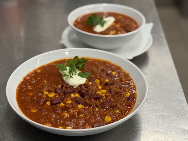 Hausgemachtes Chili con Carne mit Mais, Bohnen und Sauerrahm-Topping aus der Hofküche Gut Tangstedt