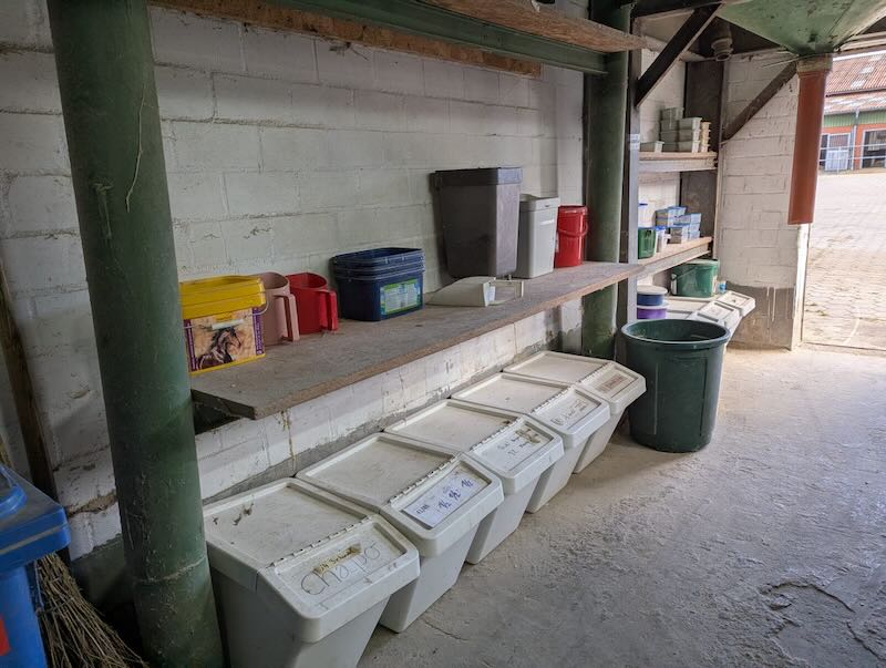 Futterkammer Futtertisch Futtertisch mit Eimern und Boxen für individuelle Pferdefütterung in der Futterkammer Gut Tangstedt