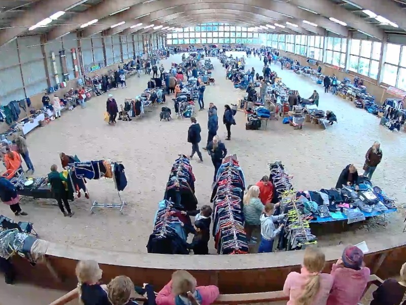 Hallenflohmarkt Blick in die Springhalle von Gut Tangstedt beim Reitflohmarkt mit zahlreichen Ständen und Besuchern.