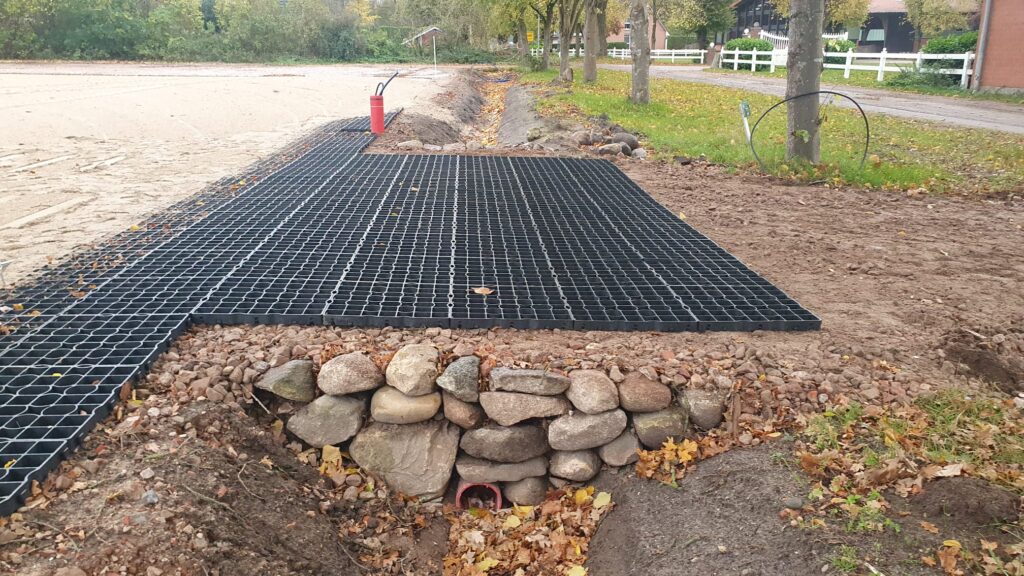 Verlegung von Paddockmatten am neuen Eingang der Paddocks Beekmoorweg auf Gut Tangstedt mit Natursteinmauer und Entwässerungsrohr