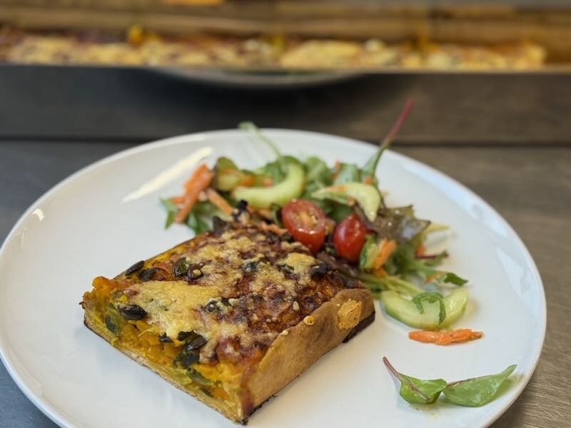 Ofenfrische Kürbis-Quiche mit Käsekruste und gemischtem Salat aus der Hofküche Gut Tangstedt