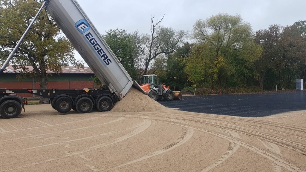 Anlieferung und Verteilung von gewaschenem Sand für die neue Tretschicht der Paddocks am Beekmoorweg auf Gut Tangstedt