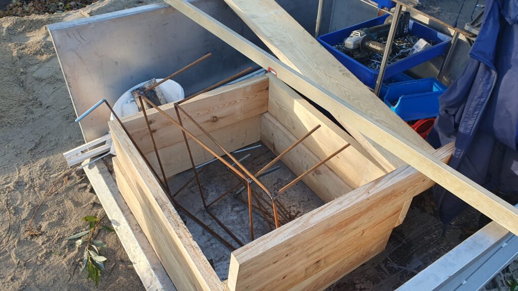 Bau der Schalung für Betonfundamente der neuen Paddock-Tränken am Beekmoorweg auf Gut Tangstedt mit Bewehrungseisen