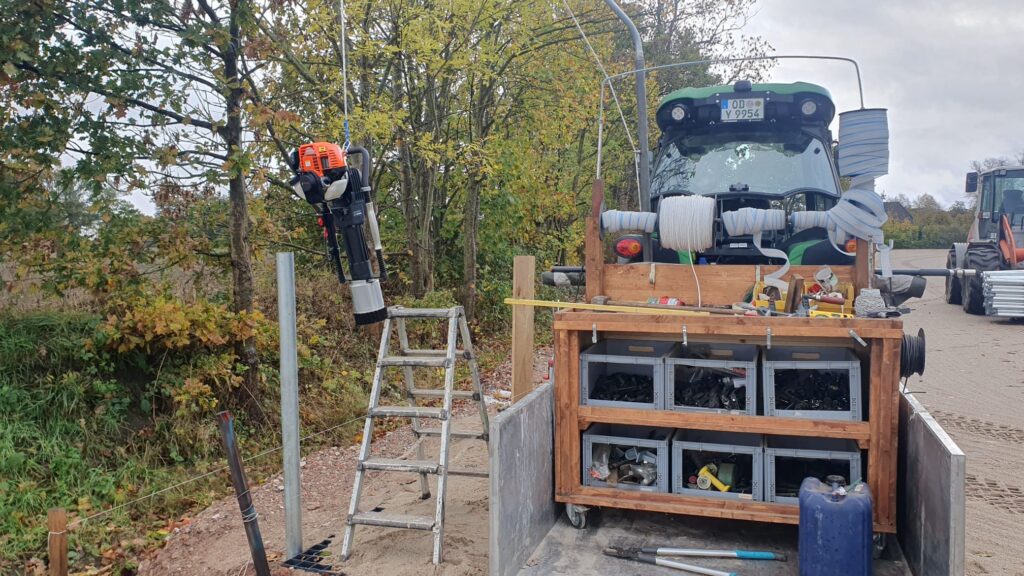 Setzen von Zaunpfosten mit Pfahlramme und Traktor bei der Paddocksanierung am Beekmoorweg auf Gut Tangstedt