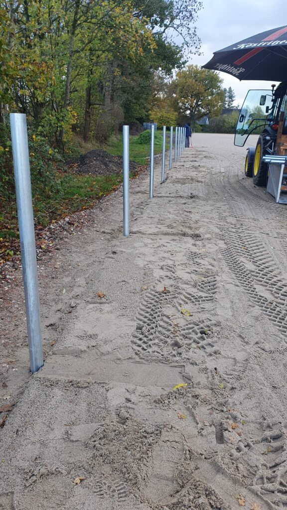 Neu gesetzte Zaunpfosten entlang der frisch angelegten Paddocks am Beekmoorweg auf Gut Tangstedt