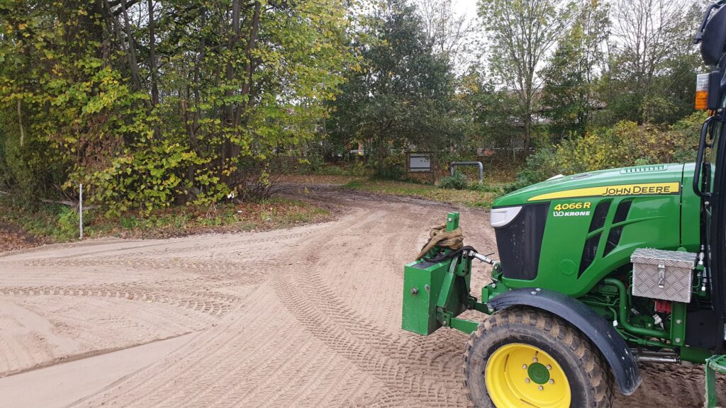 John Deere 4066R bei der Arbeiten an der neuen Zufahrt zu den Paddocks am Beekmoorweg auf Gut Tangstedt