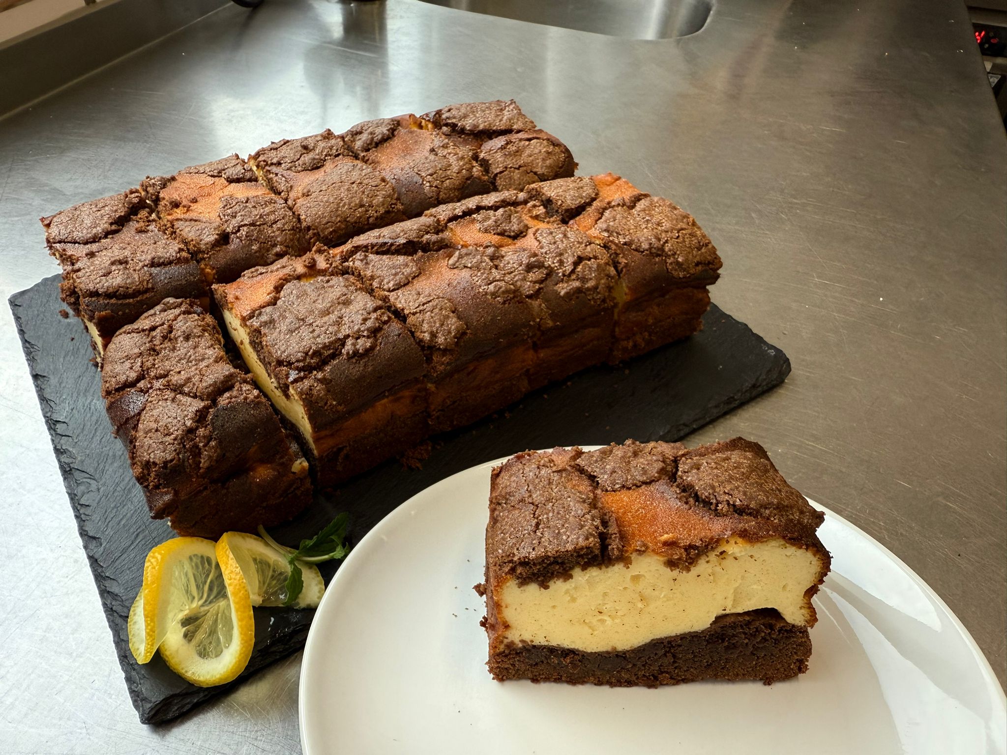 Russischer Zupfkuchen aus der Hofküche Gut Tangstedt mit Schokoladenboden und cremiger Quarkfüllung, frisch gebacken.