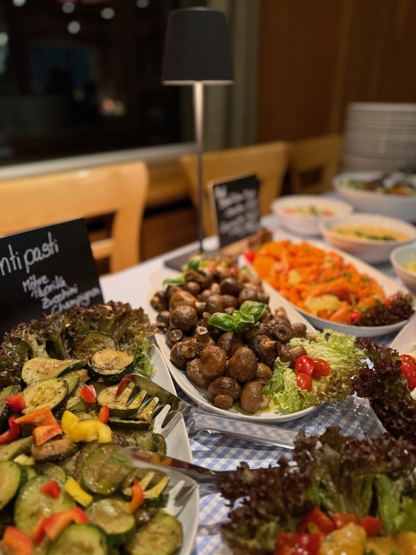 Antipasti-Buffet mit mediterranem Gemüse, Pilzen und frischen Salaten in der Hofküche Gut Tangstedt