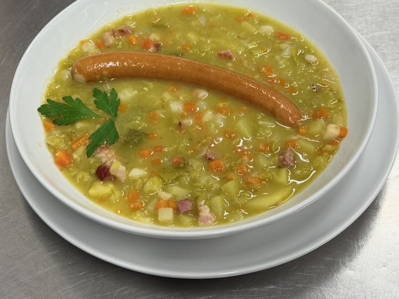 Hausgemachte Erbsensuppe im Teller angerichtet