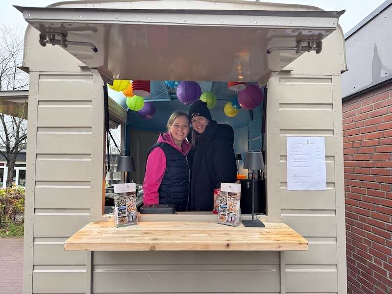 Mobile Hofküche im umgebauten Pferdeanhänger beim ersten Einsatz auf dem Kinderflohmarkt in Tangstedt mit Verkauf von Getränken, Punsch und Hot Dogs.