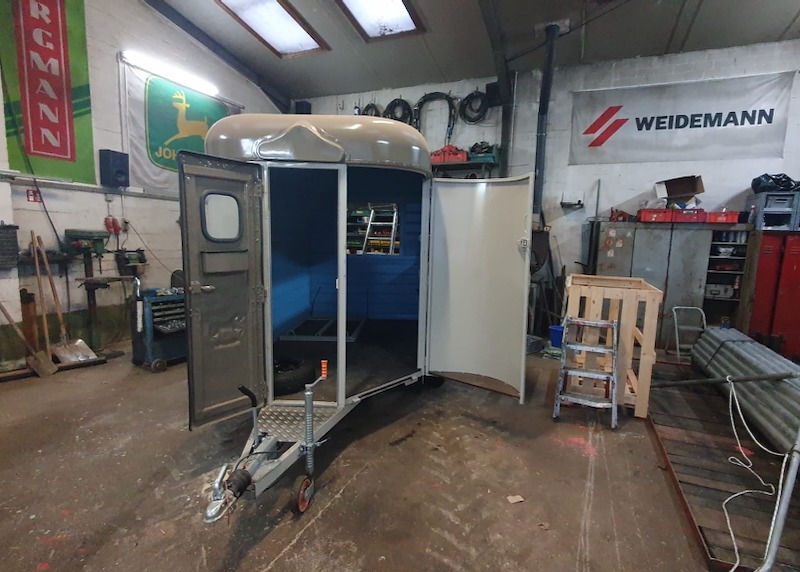 Englischer Pferdeanhänger in der Werkstatt auf Gut Tangstedt, der zu einer mobilen Café-Bar umgebaut wird.