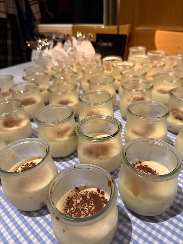 Tiramisu im Glas als Dessert beim Buffet einer Geburtstagsfeier in der Hofküche Gut Tangstedt