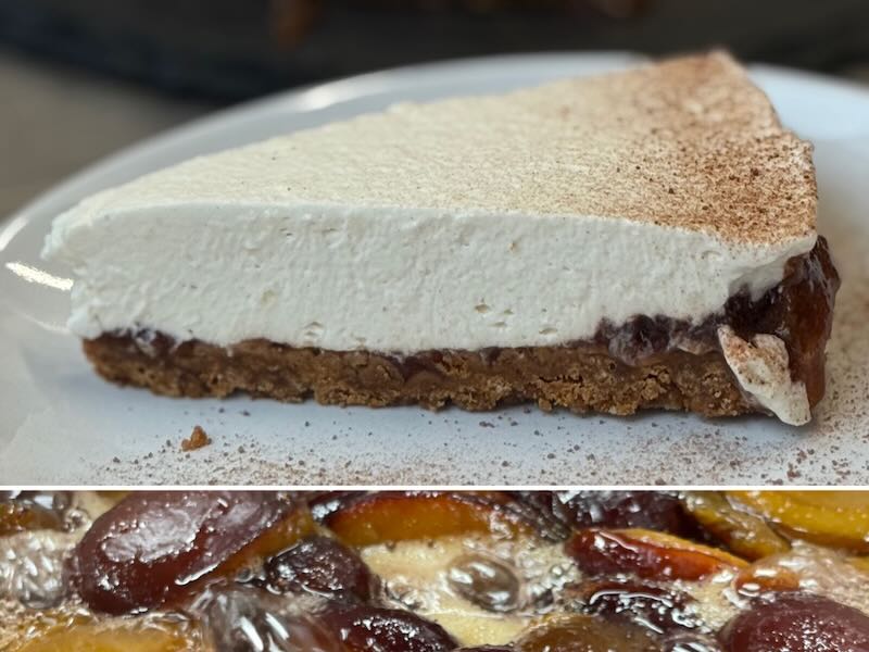 Zwetschgen-Zimt-Torte mit Keksboden und Sahnecreme von der Kuchentheke der Hofküche auf Gut Tangstedt