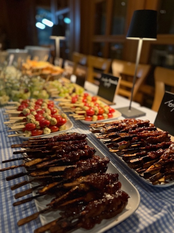 Buffet mit marinierten Hähnchenspießen, Tomaten-Mozzarella-Spießen und weiteren Vorspeisen in der festlich gedeckten Hofküche Gut Tangstedt