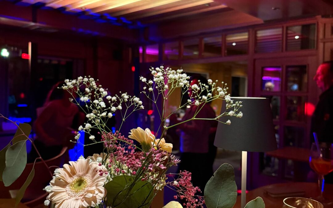 Festlich gedeckter Tisch mit Blumenstrauß, stimmungsvoller Beleuchtung und Feieratmosphäre beim 50. Geburtstag in der Hofküche.