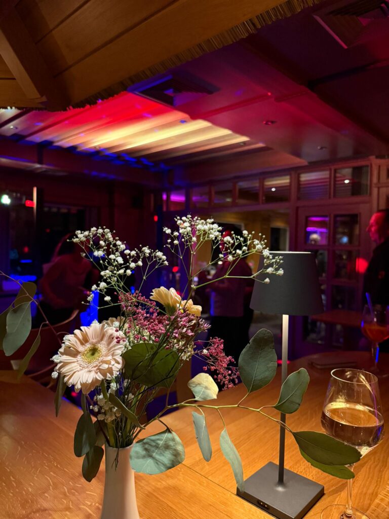 Festlich gedeckter Tisch mit Blumenstrauß, stimmungsvoller Beleuchtung und Feieratmosphäre beim 50. Geburtstag in der Hofküche.